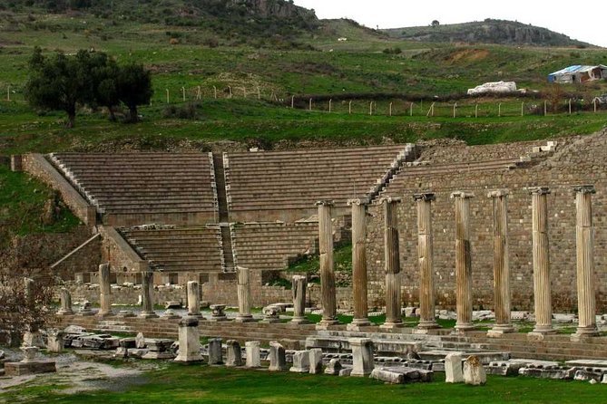 Pergamon Tour - Reaching the Acropolis above Bergama