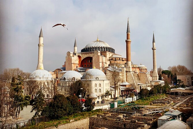 Private 5-6h: Topkapi + Hagia Sophia + Blue Mosque + Grand Bazaar - Hagia Sophia: a powerful first stop