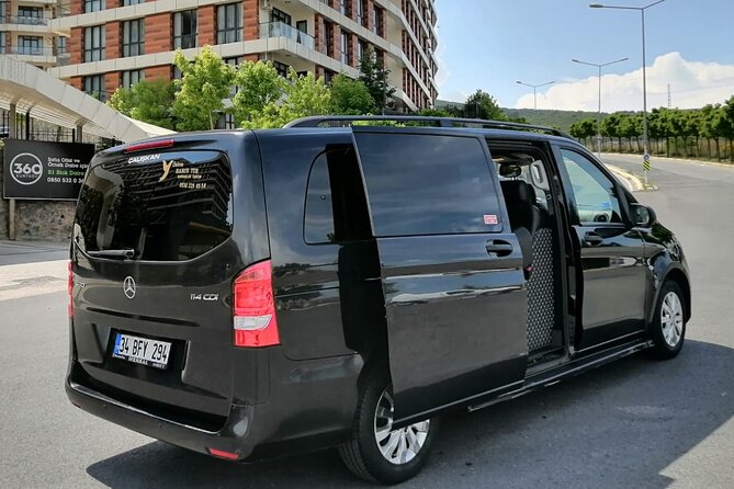 Private Istanbul Airport (IST) Transfer To/From City Center - The handoff from representative to driver