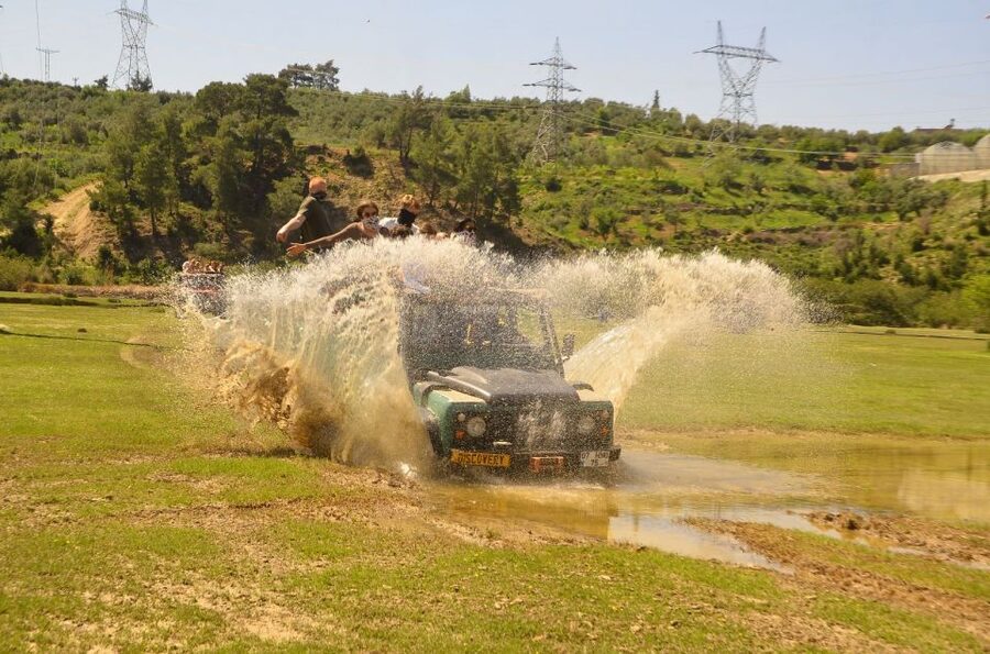 Side: Green Canyon and Waterfall Jeep Safari with Lunch - What the crew adds to the experience