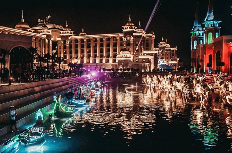 Side: Land of Legends Bus Transfers and Boat Parade - What this Side transfer really offers