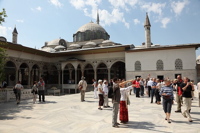 Topkapi Palace and Harem Guided tour with Skip-the-Line Tickets - Entering the palace through four centuries of Ottoman power