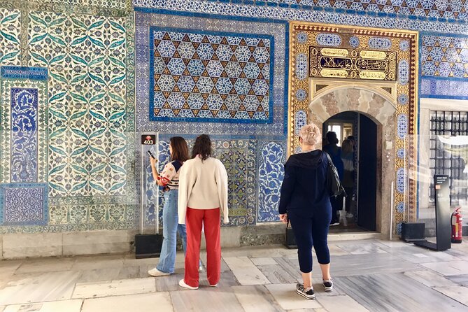 Topkapi Palace with Harem and Blue Mosque Guided Tour - What the guides add, at their best